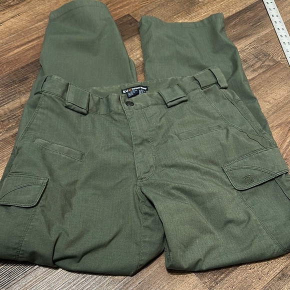 Men's Green Cargo Pants - Picture 5 of 9